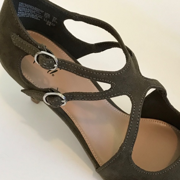 FIONI Clothing Green Kitten Heels with Crisscross Straps - Picture 10 of 16